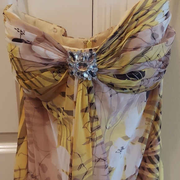 Elegant Strapless Floral Dress - Picture 2 of 3